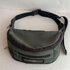 American Tourister fanny pack nylon compartments zippers travel pouch green